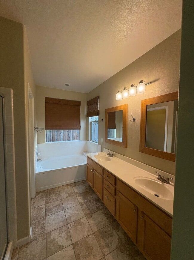 Building Photo - Lovely 4bed/2bath Home in West Sacramento