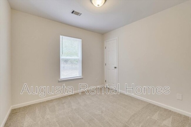 Building Photo - 2824 Cranbrook Dr