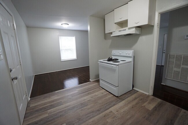 Building Photo - 112 13th Ave N