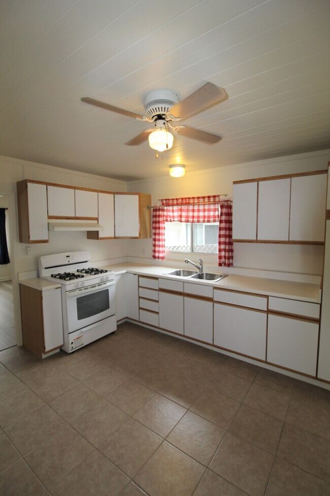 Building Photo - Downtown Ventura Bungalow with Beautiful Y...