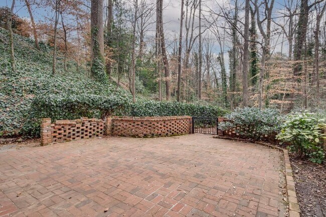Building Photo - 4601 Club Cir NE