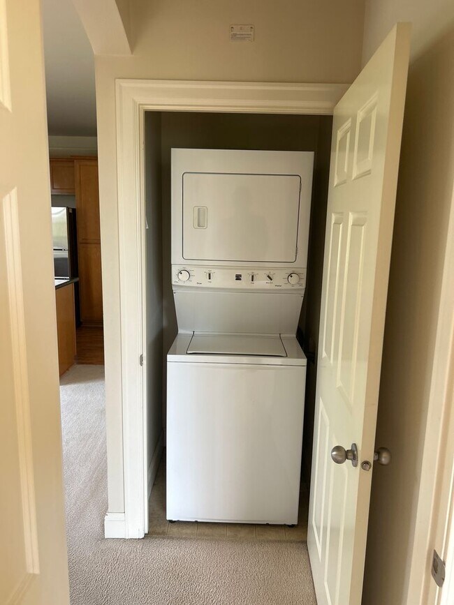 Building Photo - 2B, 2BA upstairs condo in SW Renton with g...