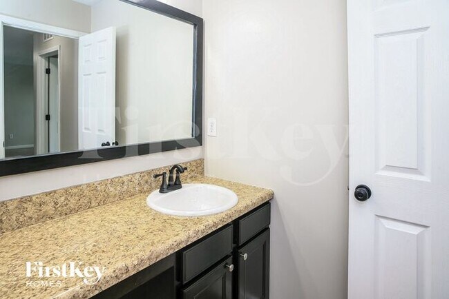 Building Photo - 4020 Poplar Dr