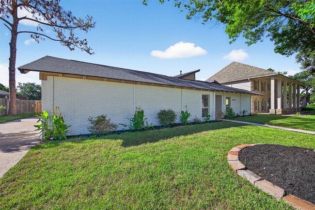 Building Photo - 3006 Golden Hills Ln