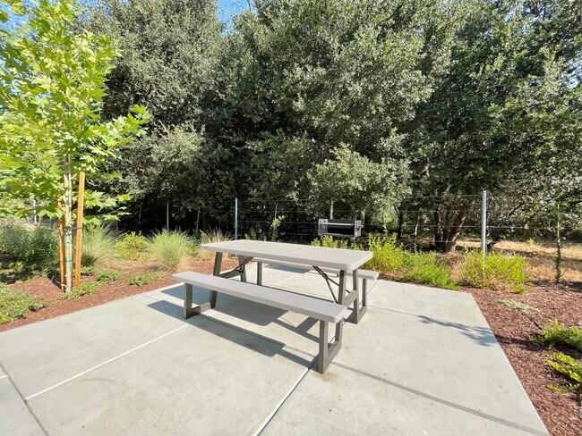 Building Photo - TENTATIVELY RENTED 1 Bedroom, 1 Bath Condo Convenient Napa Location