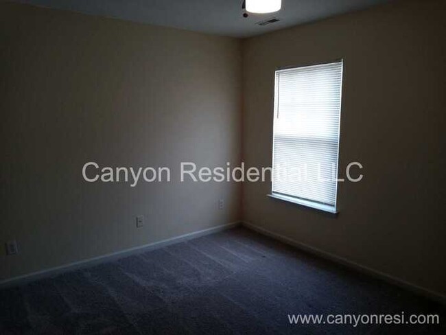 Building Photo - Beautiful, spacious 3-bedroom house with b...