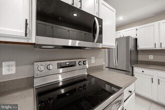 Building Photo - 6104 Old Brentford Ct