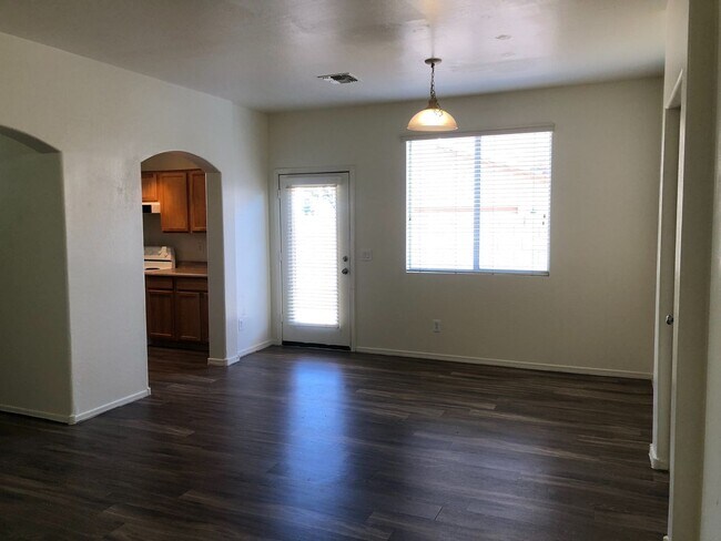 Building Photo - 3 bedroom 2.5 bath home - 2 car garage - S...