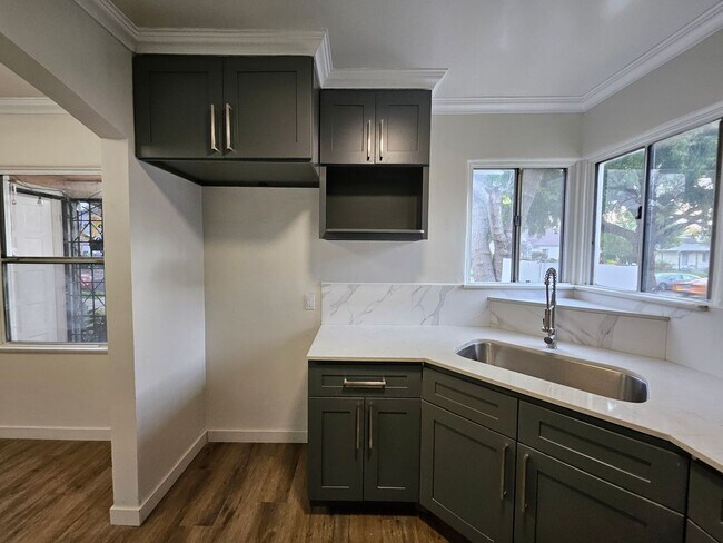 Building Photo - 931 N Screenland Dr