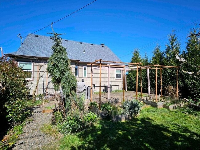 Building Photo - 224 N Russet St