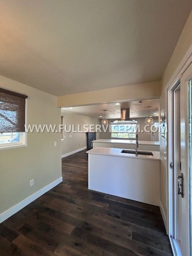 Building Photo - Exceptional South Beacon Hill 3 BD 2 BA! Huge Deck!