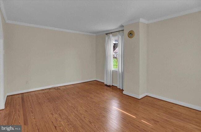 Building Photo - 10 Maple Ave