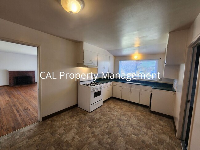 Building Photo - 430 E Laurel Dr
