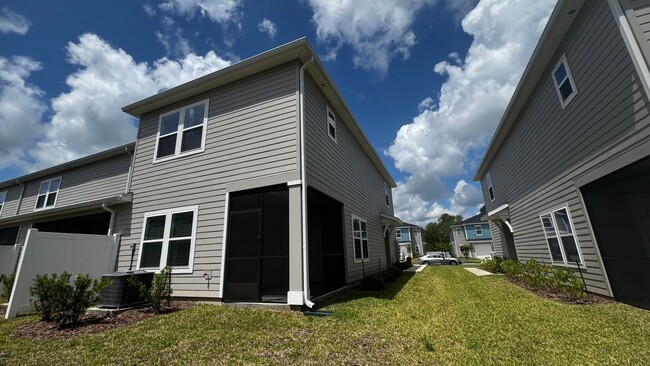 Building Photo - Charming 3BR Townhome with Screened-In Patio