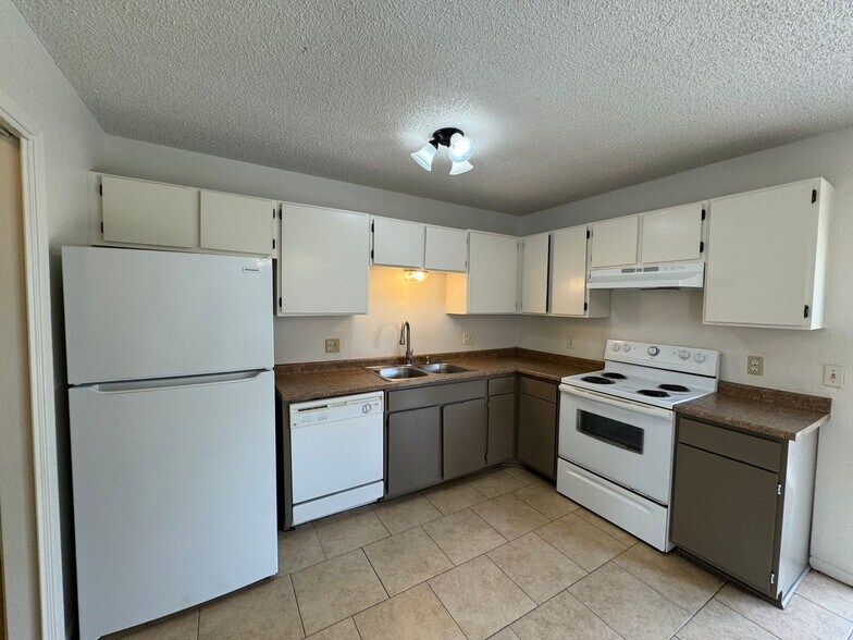 Building Photo - 2515 Bermuda Dr