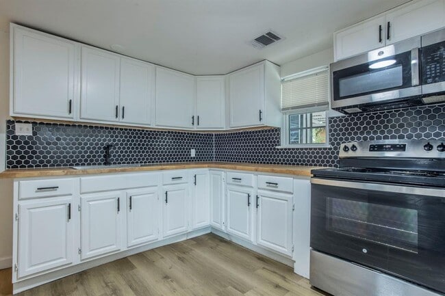 Building Photo - 5807 Mayo Dr
