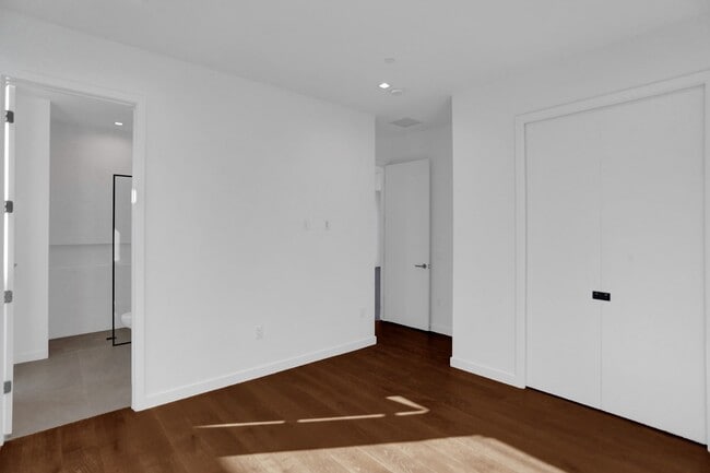 Building Photo - Gorgeous New Townhouse on the Beach