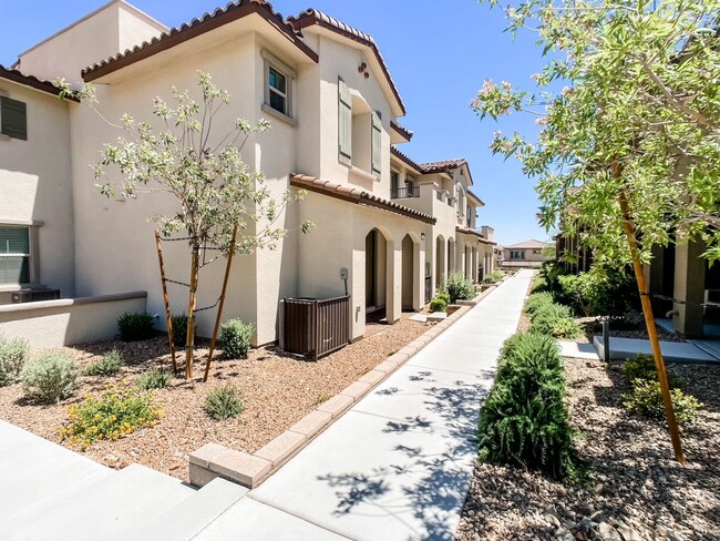 Building Photo - Beautiful Townhouse - Rooftop Deck w/ Amaz...