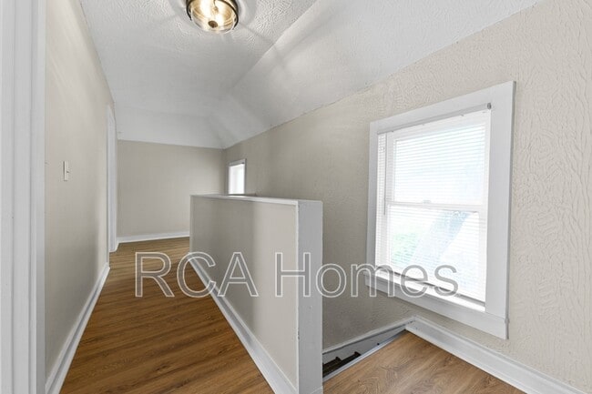 Building Photo - 1441 E 11th St