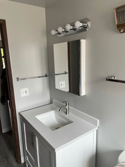 Building Photo - 345 NW Robert St