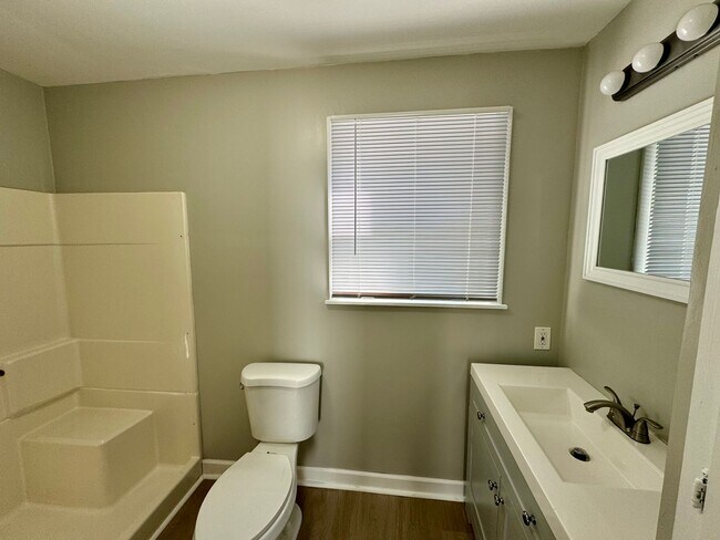 Building Photo - 2023 Broadway St