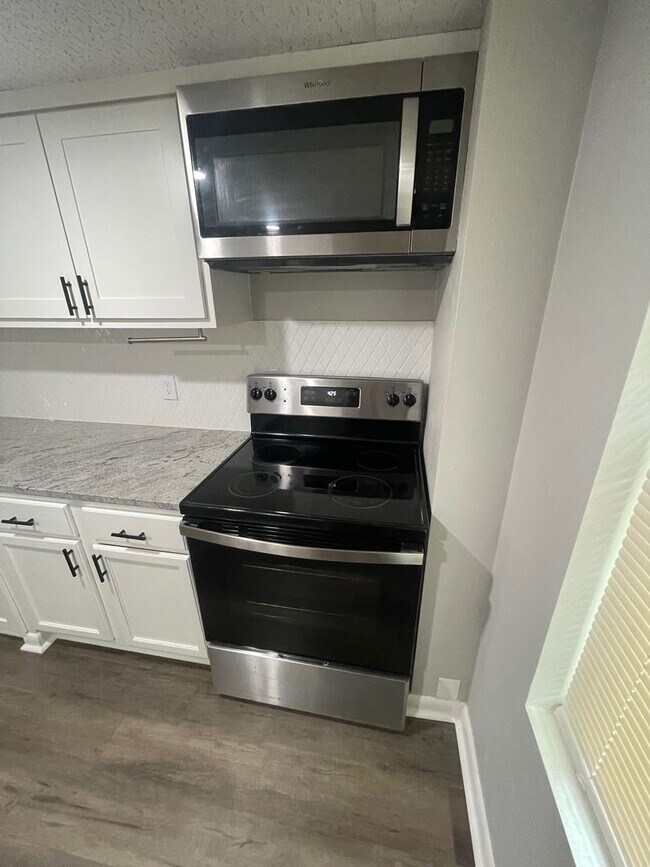 Building Photo - 2 Bedroom 1 Bath Duplex Utilities Included