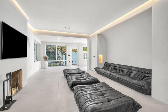 Building Photo - 120 NE 25th St