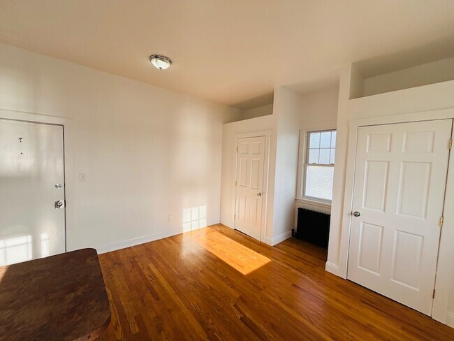 Building Photo - 420 Littleworth Ln