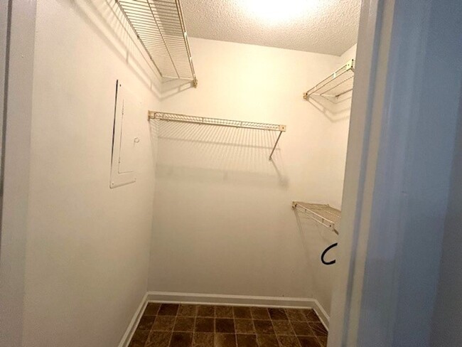 Building Photo - Nice 1 Bedroom, 1 Bath, one-level condo cl...