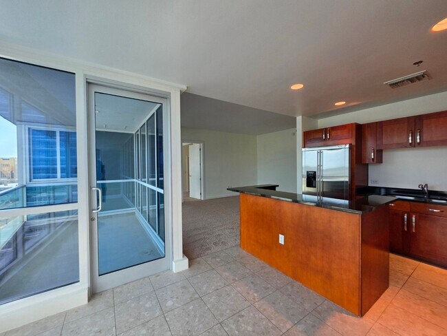 Building Photo - Fantastice High Rise with Full City Views!