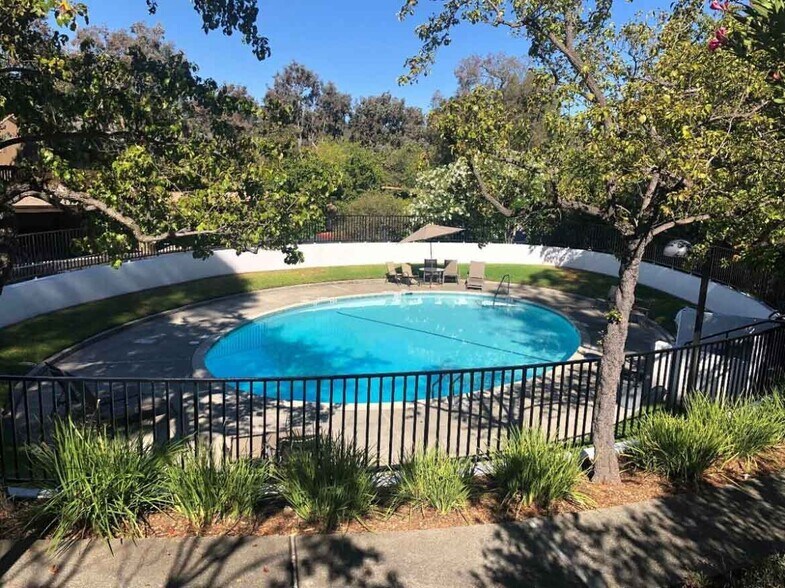 Building Photo - 3335 La Mesa Dr