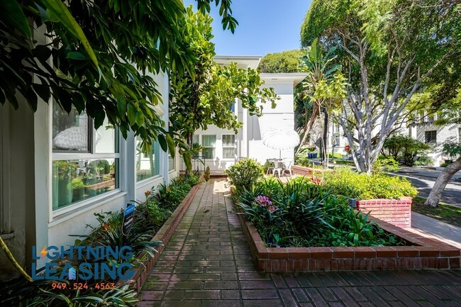 Building Photo - Stylish and Modern Living in the Heart of ...