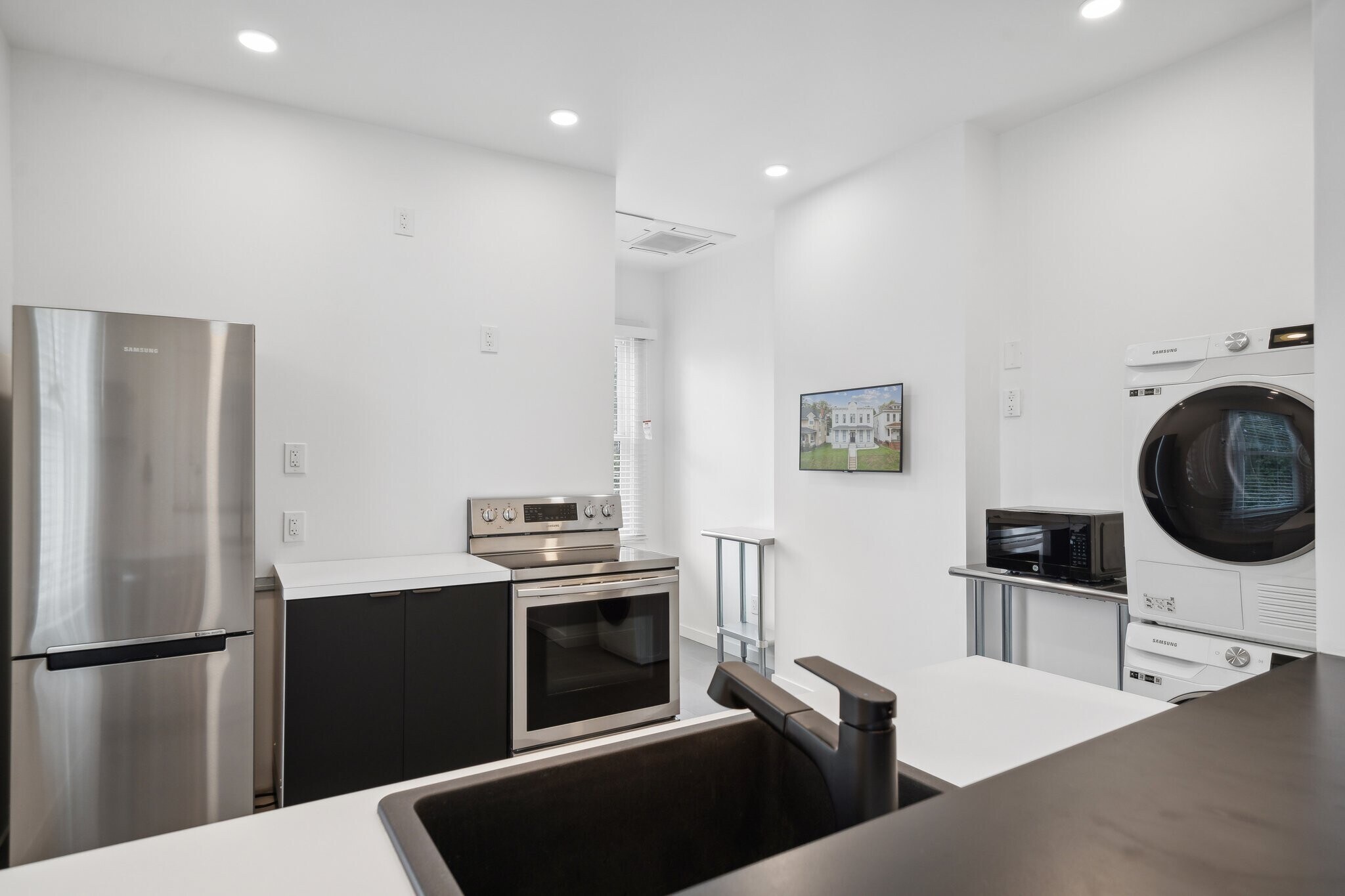 Kitchen - 2810 Griffin Ave