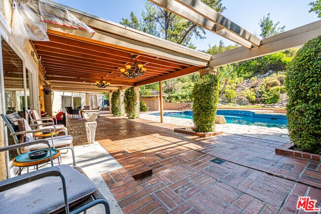 Building Photo - 18022 Lake Encino Dr