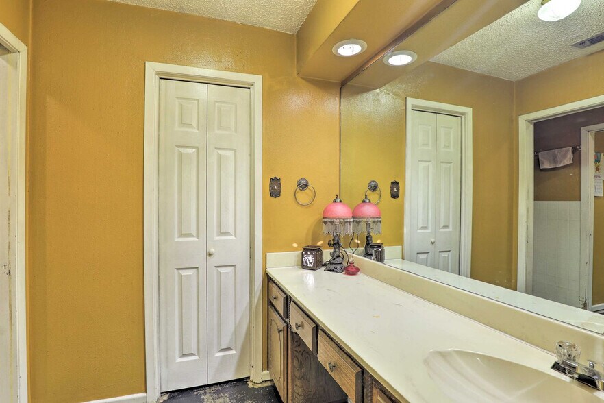 Building Photo - 2109 Woodside Dr