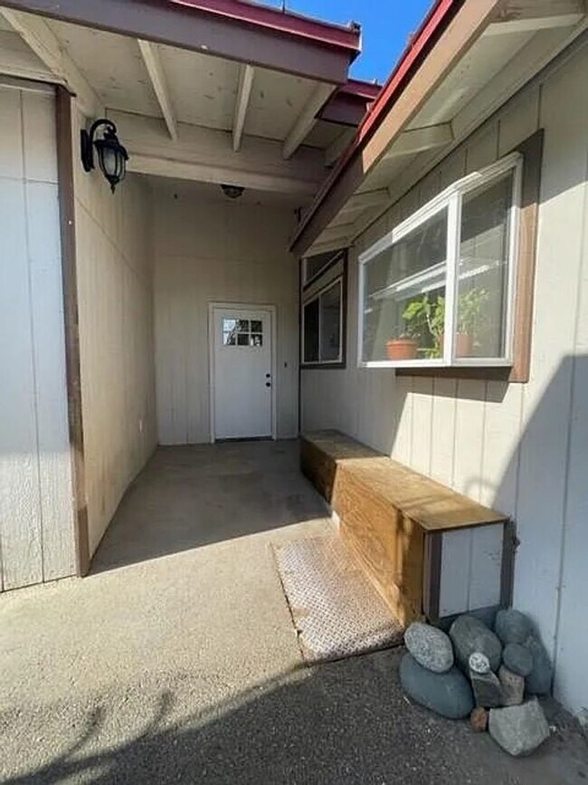 Building Photo - Beautiful country living!