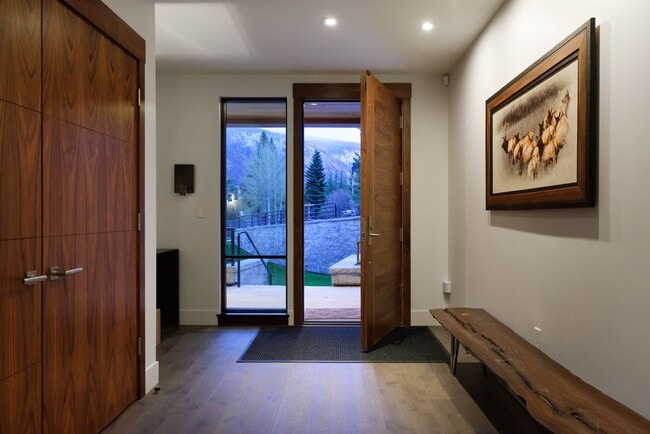 Building Photo - 717 S Aspen St