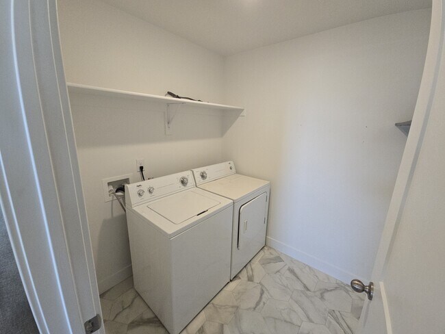 Building Photo - 754 E 950 N