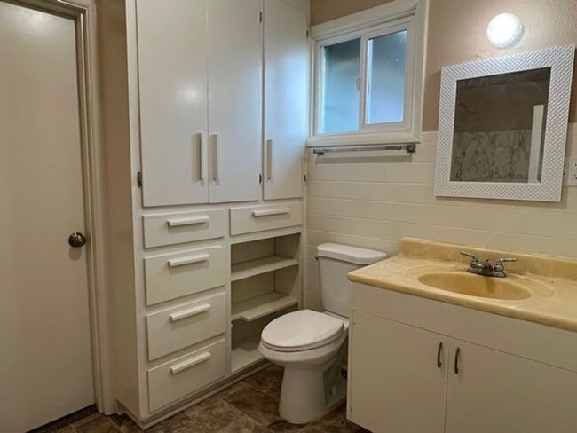 Building Photo - 2Bd/1Ba Single Story House w/ Basement - A...