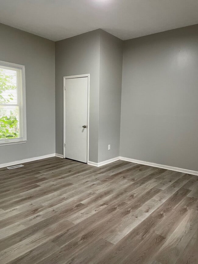 Building Photo - 592 E 3rd Ave