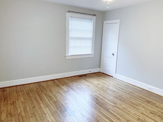 Building Photo - 3 Bedrooms 2 Bathrooms with fenced in back...