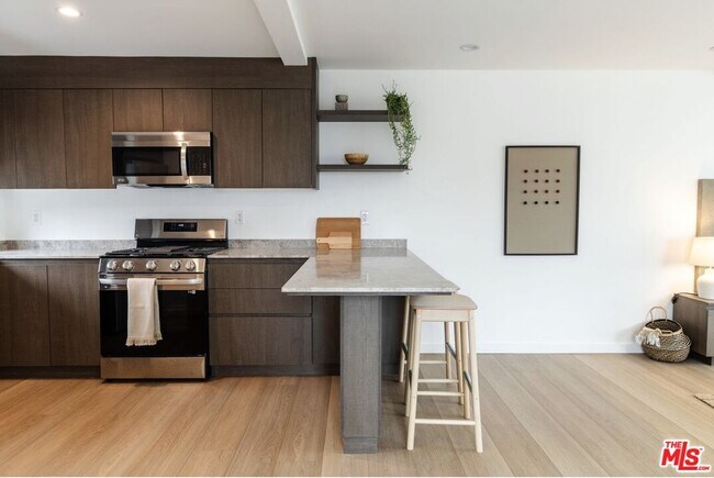 Building Photo - 843 Mariposa Ave