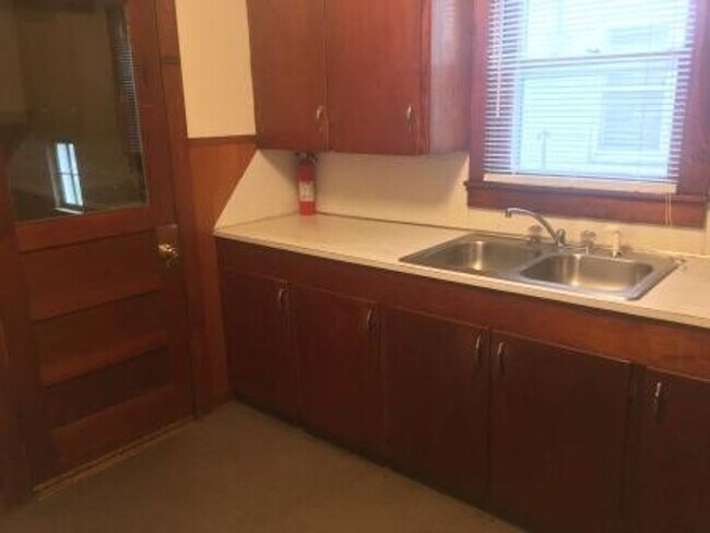 Building Photo - Cute 2 bedroom home for only $895 in conve...