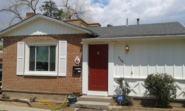 Primary Photo - NOB HILL 2 bedroom 1 Bath 1271/SF UTILITIE...