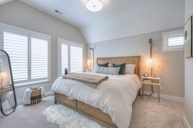 Building Photo - Luxurious 4BR Home Close to 12 South