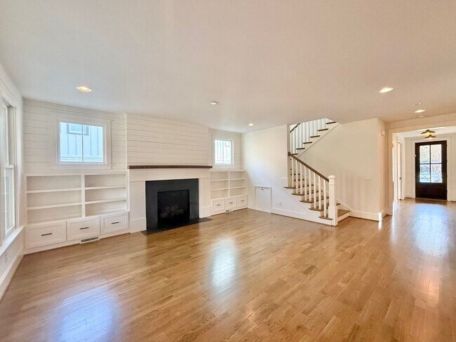 Building Photo - Custom Built 4BD, 3.5BA Five Points Home with a Bonus Room & Fenced Yard