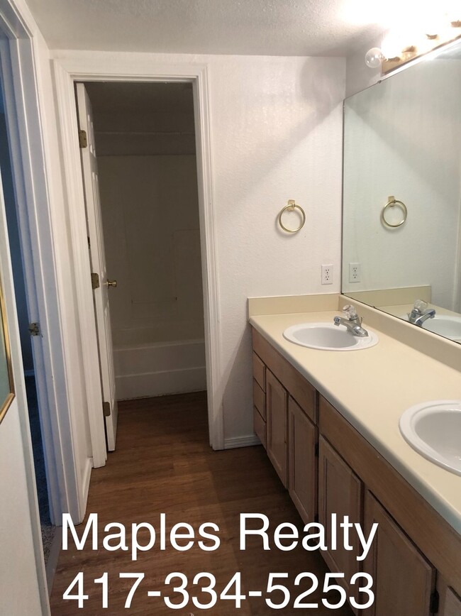 Building Photo - Branson MO 2 bed / 2 bath loft style condo with Lake Taneycomo view!