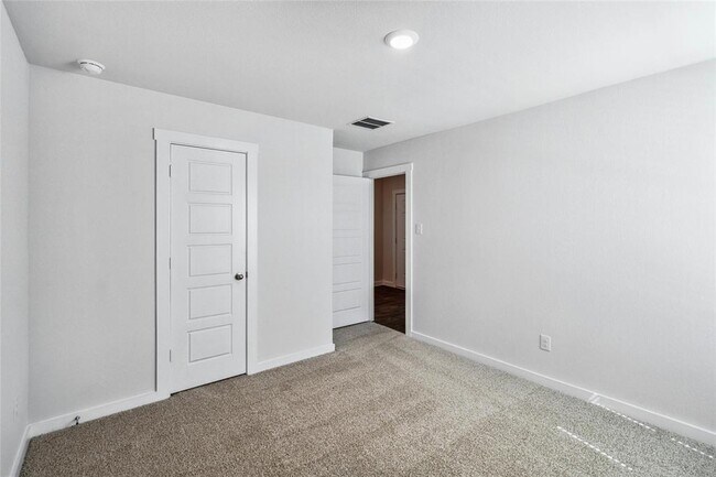 Building Photo - 605 Jane Long Dr