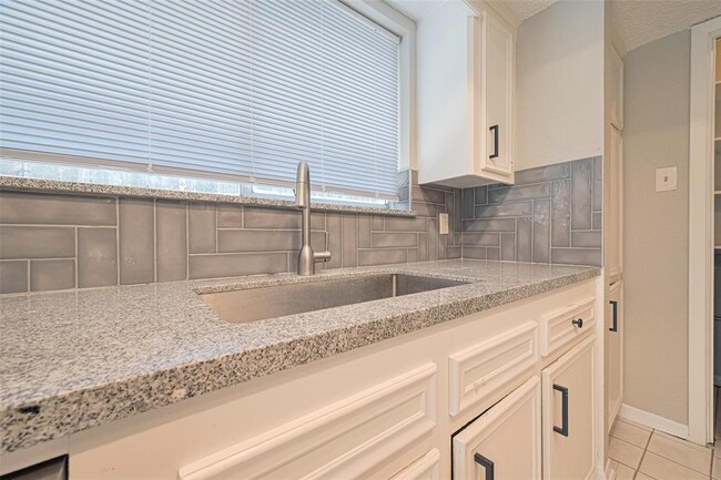 Building Photo - 6822 Stonewater