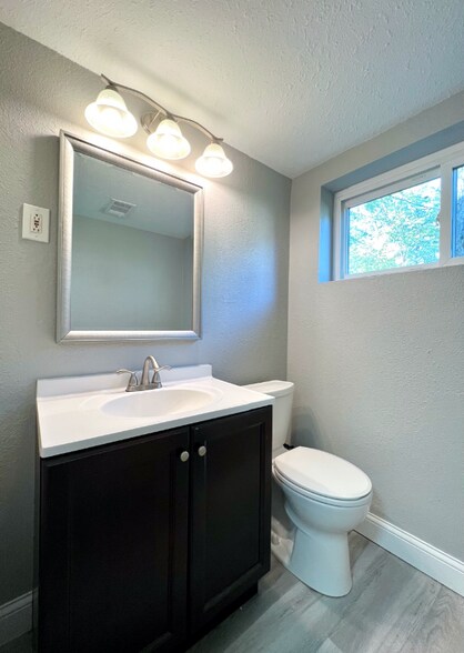 Building Photo - 210 E Madison St